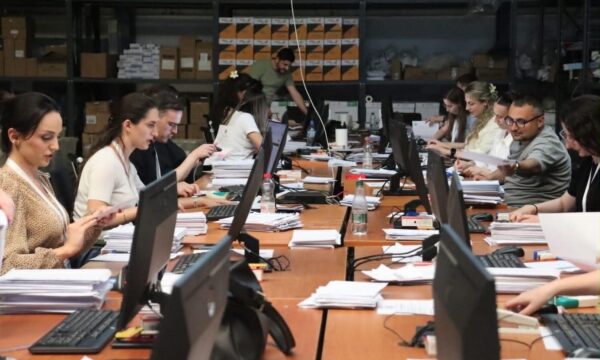 Çfarë thonë në KQZ, pse mandatet kalojnë nga një subjekt te tjetri gjatë numërimit të votave Çfarë thonë në KQZ, pse mandatet kalojnë nga një subjekt te tjetri gjatë numërimit të votave
