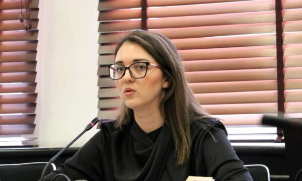 Hyseni-Kryeziu i reagon Vjosa Osmanit: Nuk e more mbështetjen që pretendoje, s’të votoj nëse vjen emri yt në Kuvend Hyseni-Kryeziu i reagon Vjosa Osmanit: Nuk e more mbështetjen që pretendoje, s’të votoj nëse vjen emri yt në Kuvend