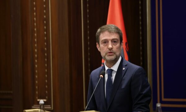 Kryediplomati shqiptar Hoxha uron Kosovën për zgjedhjet: Presim me shumë interes formimin e institucioneve Kryediplomati shqiptar Hoxha uron Kosovën për zgjedhjet: Presim me shumë interes formimin e institucioneve