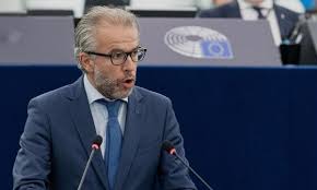 Eurodeputeti holandez: Vuçiq po përdor taktikën e autokratëve për të qëndruar në pushtet