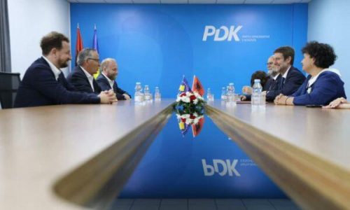 Hoxha pas takimit me Hamzën në Prishtinë, thekson nevojën për formimin e shpejtë të institucioneve Hoxha pas takimit me Hamzën në Prishtinë, thekson nevojën për formimin e shpejtë të institucioneve