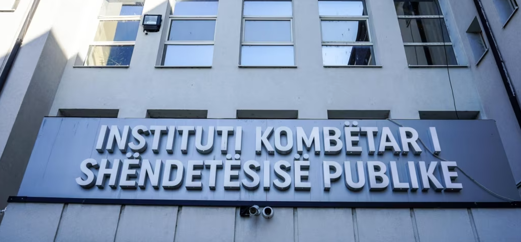 ‘Pini ujë shpesh, hani ushqime të lehta dhe freskohuni’, IKShPK-ja përsërit këshillat për shkak të temperaturave të larta