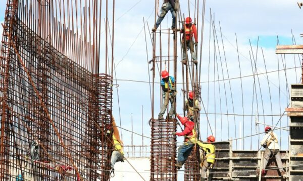 Vdes në vendin e punës në Gjermani një 42-vjeçar nga Deçani, dyshohet se ra nga vinçi