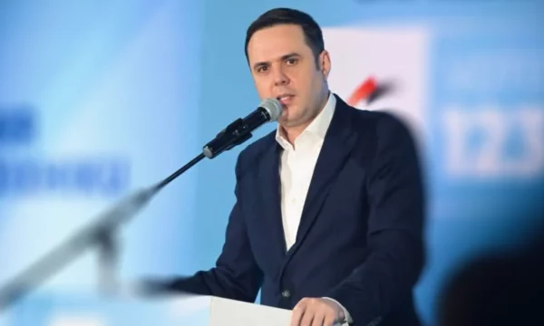 Iu kërkua dorëheqja nga tri degë, Abdixhiku reagon përsëri, thotë se po merr mbështetje edhe privatisht: Ju ftoj në durim