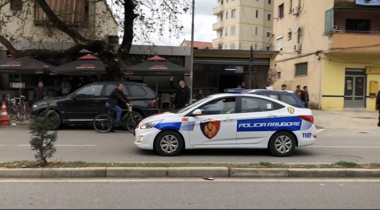 E rrahën klienten dhe e privuan nga liria, arrestohen pronarët e një dyqani në Tiranë