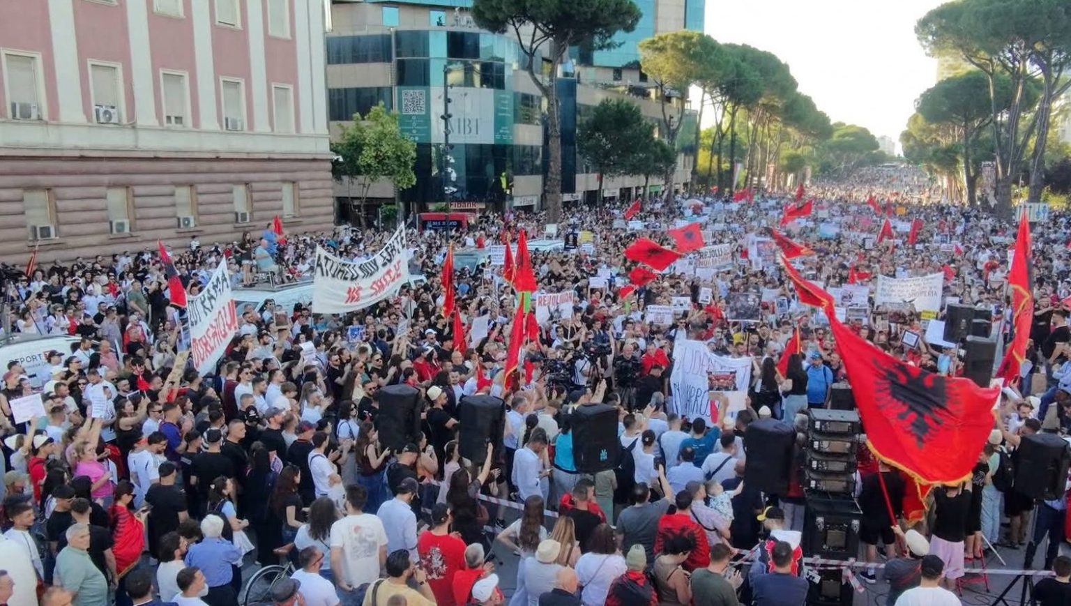 Sot dita e 30-të e protestës në Tiranë, policia procedon penalisht 31 protestues Sot dita e 30-të e protestës në Tiranë, policia procedon penalisht 31 protestues