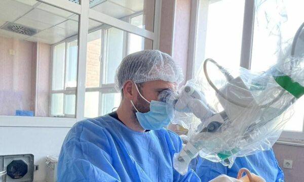 QKUK: Pas operacionit, pacientes i rikthehet dëgjimi pas 18 vitesh QKUK: Pas operacionit, pacientes i rikthehet dëgjimi pas 18 vitesh