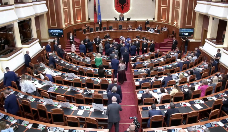 Tensione në Kuvend, deputetët e opozitës bllokojnë foltoren, ndërpritet seanca Tensione në Kuvend, deputetët e opozitës bllokojnë foltoren, ndërpritet seanca