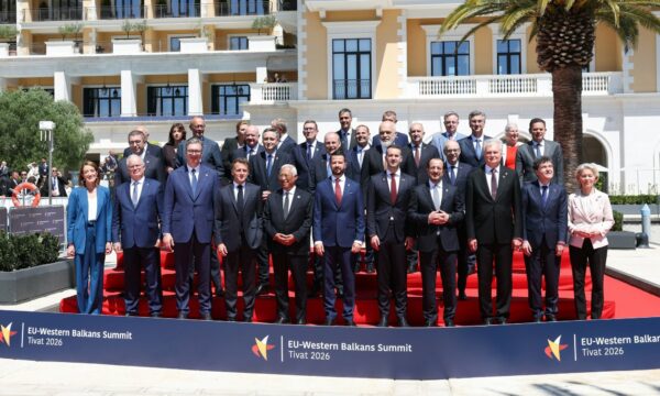 Politico “zbulon” planet e BE për t’i ndihmuar ekonomikisht vendet kandidate, por rruga drejt anëtarësimit vetëm në bazë të meritave