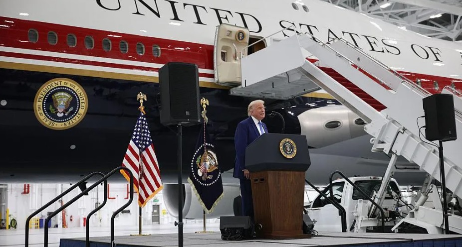 Trump prezanton avionin 400 milionë dollarë të dhuruar nga Katari për flotën Air Force One