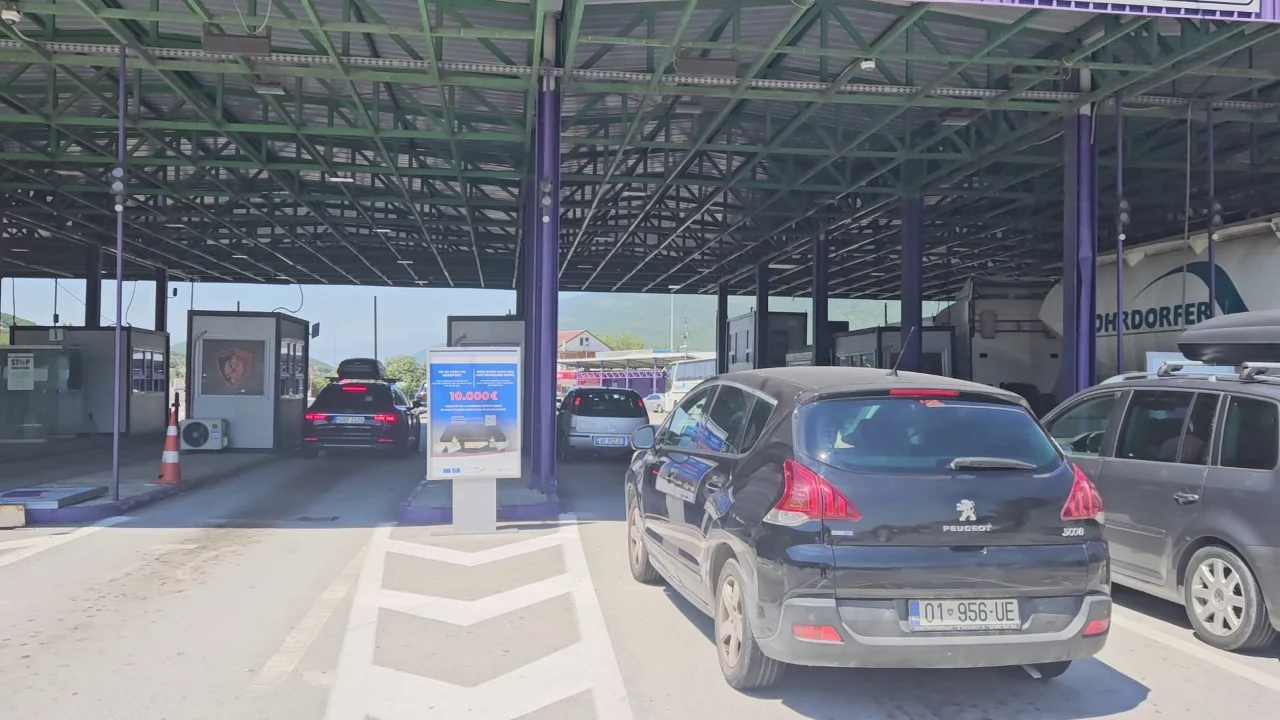 Mbi 12 mijë turistë u futën në Shqipëri në 12 orët e fundit