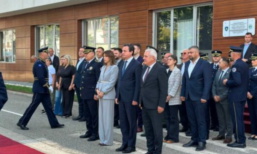 Krerët e shtetit bënë homazhe pranë Lapidarit të Policëve të rënë Krerët e shtetit bënë homazhe pranë Lapidarit të Policëve të rënë