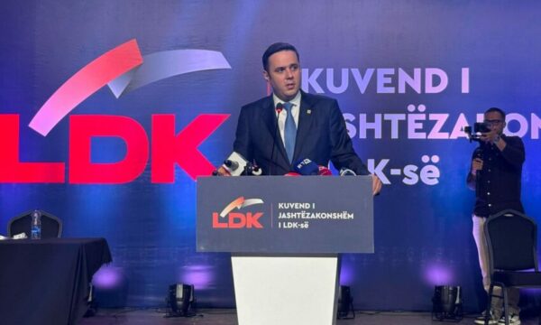 Fjalët e Abdixhikut pas rikonfirmimit në krye të LDK: Jam i lumtur, falënderoj delegatët mbështetës dhe ata që mendojnë ndryshe Fjalët e Abdixhikut pas rikonfirmimit në krye të LDK: Jam i lumtur, falënderoj delegatët mbështetës dhe ata që mendojnë ndryshe