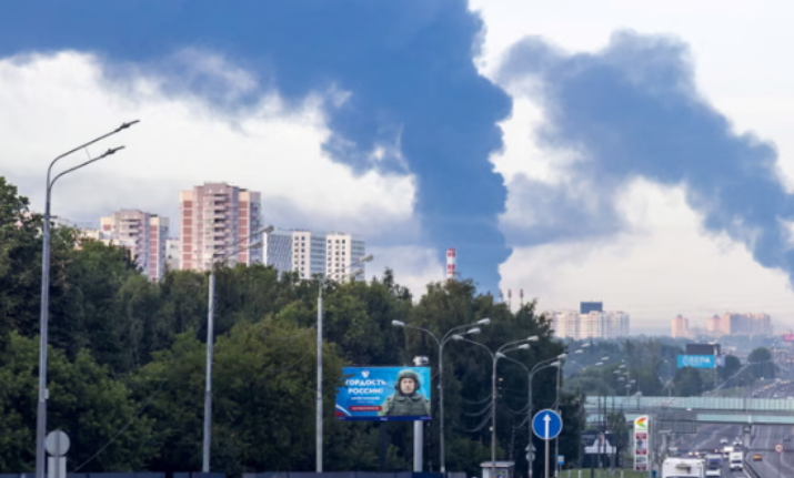 Rusia dhe Ukraina shkëmbejnë sulme të reja, Moska goditet nga qindra dronë ukrainas. Goditet anija tregtare pranë Odesës, 10 të vdekur
