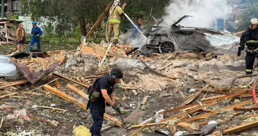 Sulmet ruse në Ukrainë lënë 15 të vrarë, raketat godasin ekspozitën e dronëve pranë Kievit Sulmet ruse në Ukrainë lënë 15 të vrarë, raketat godasin ekspozitën e dronëve pranë Kievit