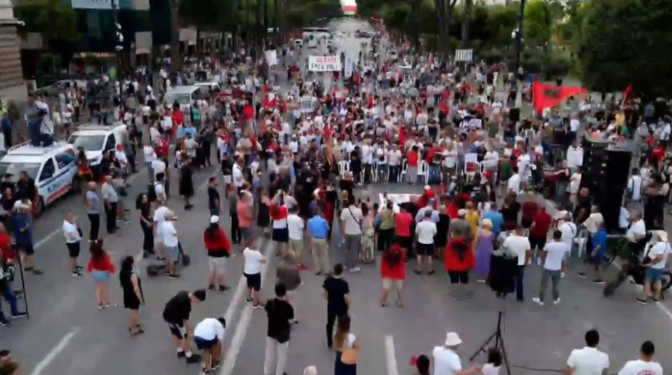 Protestat në Tiranë hyjnë në ditën e 32-të, qytetarët marshojnë drejt Kryeministrisë Protestat në Tiranë hyjnë në ditën e 32-të, qytetarët marshojnë drejt Kryeministrisë