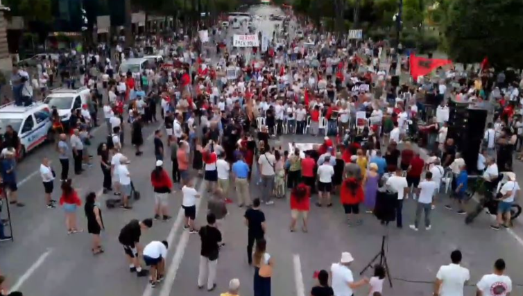 Protesta në kryeqytet hyn në ditën e 61-të, protestuesit marshojnë drejt Kryeministrisë Protesta në kryeqytet hyn në ditën e 61-të, protestuesit marshojnë drejt Kryeministrisë