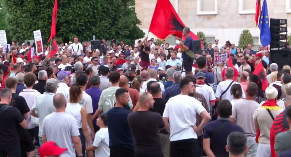 Dita e 33-të e protestës, qytetarët mblidhen para Kryeministrisë pas tensioneve te Kuvendi Dita e 33-të e protestës, qytetarët mblidhen para Kryeministrisë pas tensioneve te Kuvendi