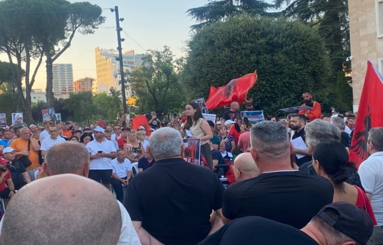 Protesta e 42-të për Zvërnecin para Kryeministrisë në Tiranë
