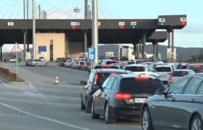 Rriten pritjet në disa pika kufitare, fluks i shtuar i mërgimtarëve