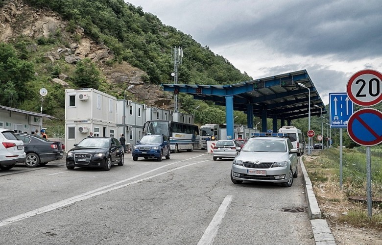 Fluks më i lartë në Dheu i Bardhë, pritje deri në 50 minuta Fluks më i lartë në Dheu i Bardhë, pritje deri në 50 minuta