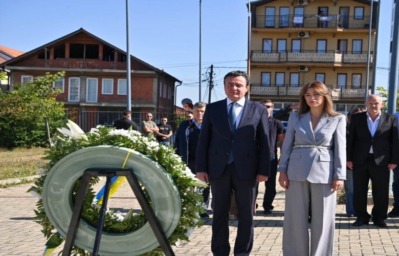 Haxhiu dhe Kurti nderojnë Adem Demaçin në përvjetorin e vdekjes Haxhiu dhe Kurti nderojnë Adem Demaçin në përvjetorin e vdekjes