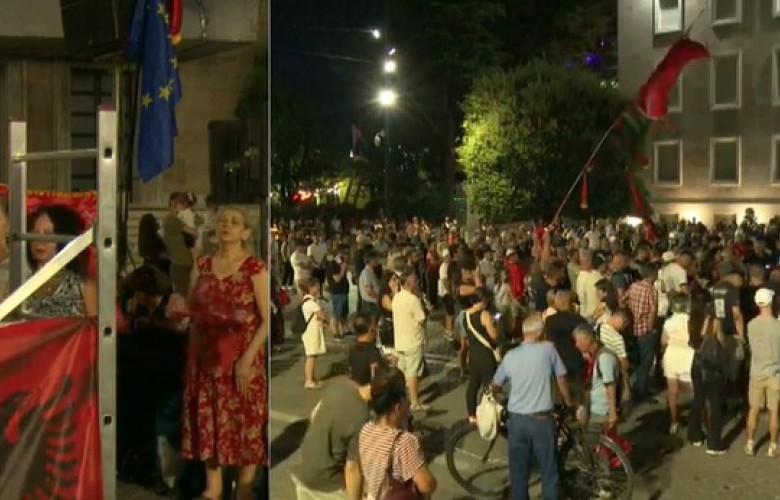 Protesta hyn në ditën e 60-të, qytetarët protestojnë para Kryeministrisë