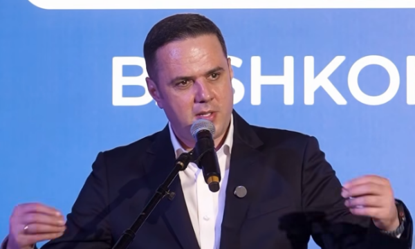Abdixhiku arrin në Kuvendin ku do të vendoset për fatin e tij: Do të flas brenda për të gjitha çështjet Abdixhiku arrin në Kuvendin ku do të vendoset për fatin e tij: Do të flas brenda për të gjitha çështjet