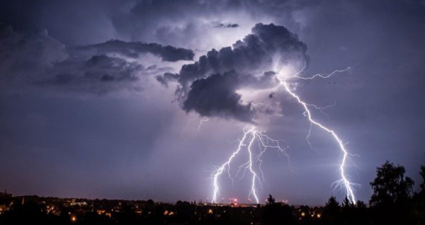 Meteo Kosova: Të hënën priten stuhi të forta, aktivitet i fuqishëm elektrik, reshje rrëke dhe përmbytje
