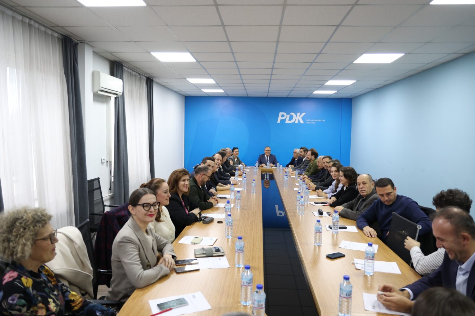 Hamza mbledh deputetët e PDK-së: Kosova ka nevojë për institucione, jo për pushtet që zvarrit proceset Hamza mbledh deputetët e PDK-së: Kosova ka nevojë për institucione, jo për pushtet që zvarrit proceset