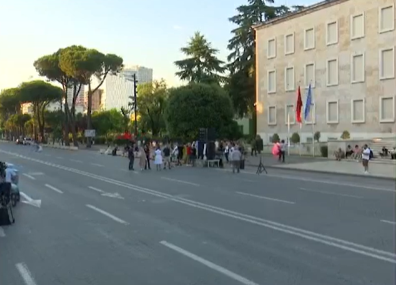 Protesta hyn në ditën e 37-të, qytetarët protestojnë para Kryeministrisë Protesta hyn në ditën e 37-të, qytetarët protestojnë para Kryeministrisë