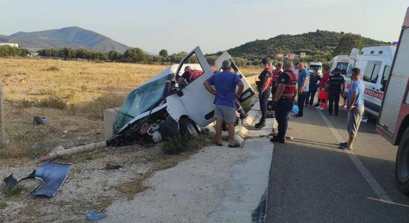 Aksident në aksin Vlorë–Llogora, furgoni humb kontrollin dhe del nga rruga, humb jetën një 52-vjeçar
