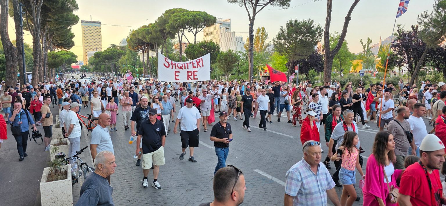 Qytetarët në ditën e 43-të të protestës përballë Kryeministrisë Qytetarët në ditën e 43-të të protestës përballë Kryeministrisë