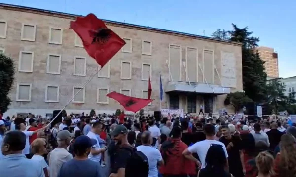 Dita e 36 e protestës, qytetarët para Kryeministrisë, tubimit i bashkohen edhe personat që u liruan pasi u arrestuan të enjten