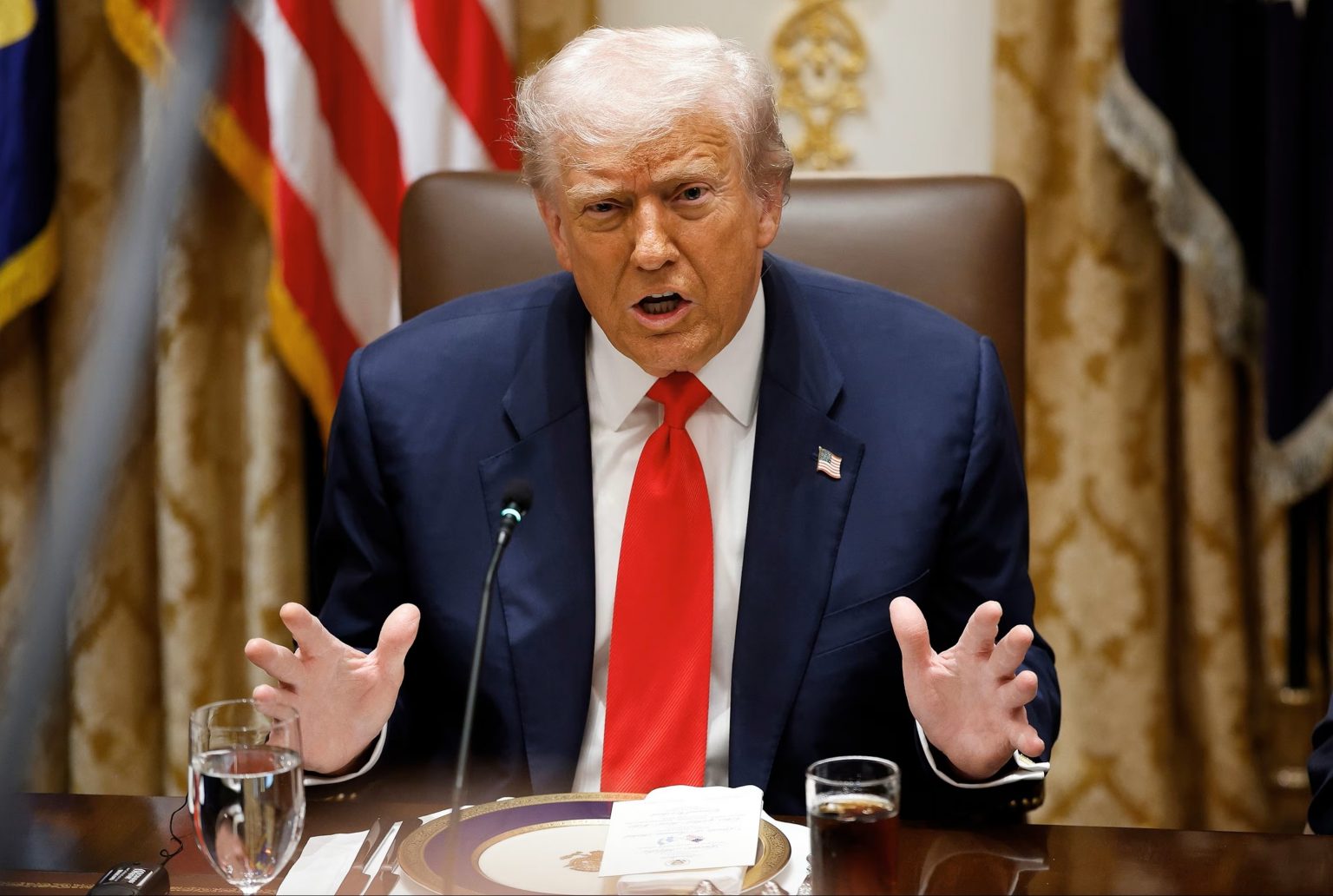 Trump vendos tarifa deri në 200% për barnat gjenerike të importuara