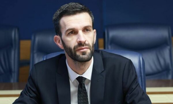 Ish-deputeti i VV’së reagon për profilet e rreme: Janë rrjet kriminal i mirëorganizuar që veprojnë në funksion të pushtetit Ish-deputeti i VV’së reagon për profilet e rreme: Janë rrjet kriminal i mirëorganizuar që veprojnë në funksion të pushtetit
