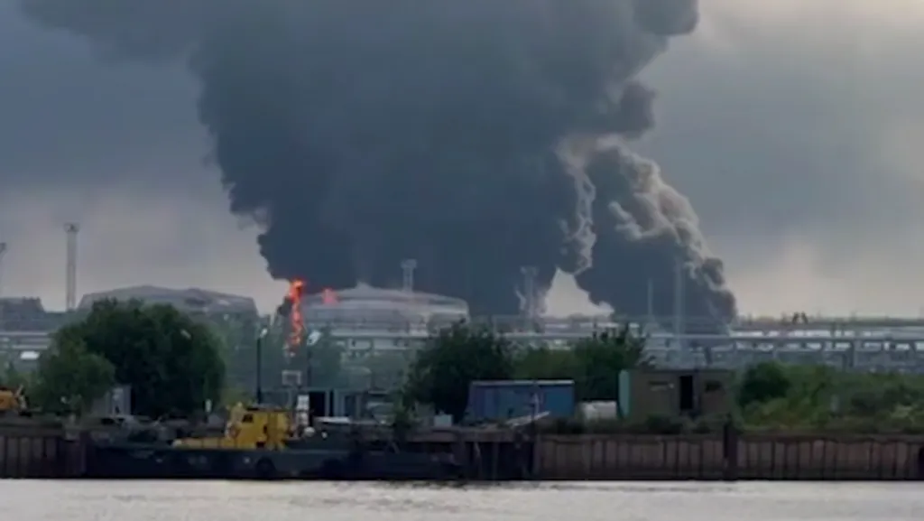 Ukraina godet terminalin kryesor të naftës në Shën Petersburg, Zelensky: Infrastrukturë kyçe që financon luftën e Rusisë Ukraina godet terminalin kryesor të naftës në Shën Petersburg, Zelensky: Infrastrukturë kyçe që financon luftën e Rusisë