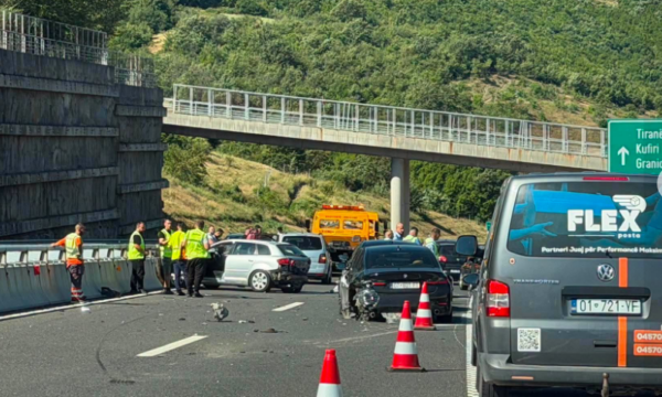 Tetë të lënduar në aksidentin zinxhiror në autostradën “Ibrahim Rugova”