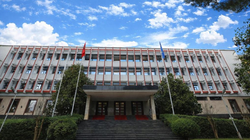 Zbulimi i varrit masiv në Kalludër, Shqipëria rikonfirmon mbështetjen për Kosovën në kërkim të drejtësisë
