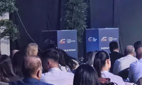 Nis votimi në LDK pro apo kundër shkarkimit të Lumir Abdixhikut Nis votimi në LDK pro apo kundër shkarkimit të Lumir Abdixhikut