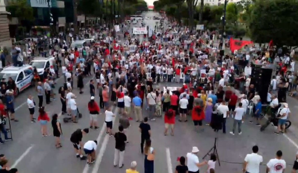 Protesta hyn në ditën e 54-të, qytetarët protestojnë para Kryeministrisë Protesta hyn në ditën e 54-të, qytetarët protestojnë para Kryeministrisë
