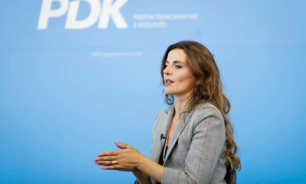 Çitaku: Kosova po mbetet në periferi, Serbia po e thellon bashkëpunimin me SHBA-në Çitaku: Kosova po mbetet në periferi, Serbia po e thellon bashkëpunimin me SHBA-në