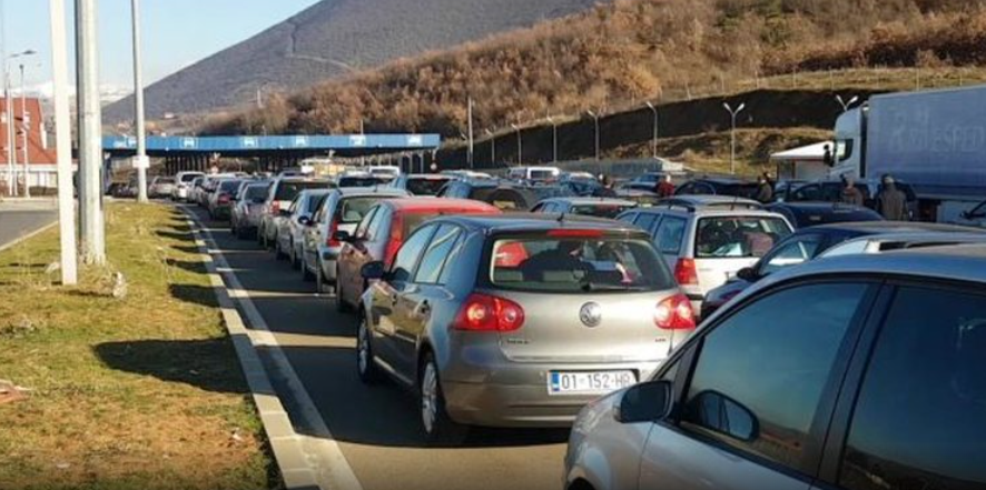 Kolona të gjata automjetesh në Morin