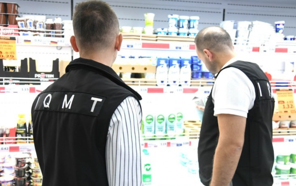 Tërhiqen nga tregu produktet e qumështit të ndaluara për shitje Tërhiqen nga tregu produktet e qumështit të ndaluara për shitje