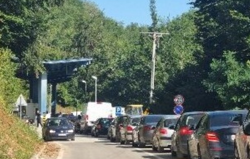 Kolona deri në 500 metra në Muçibabë, pritje më të gjata te Dheu i Bardhë