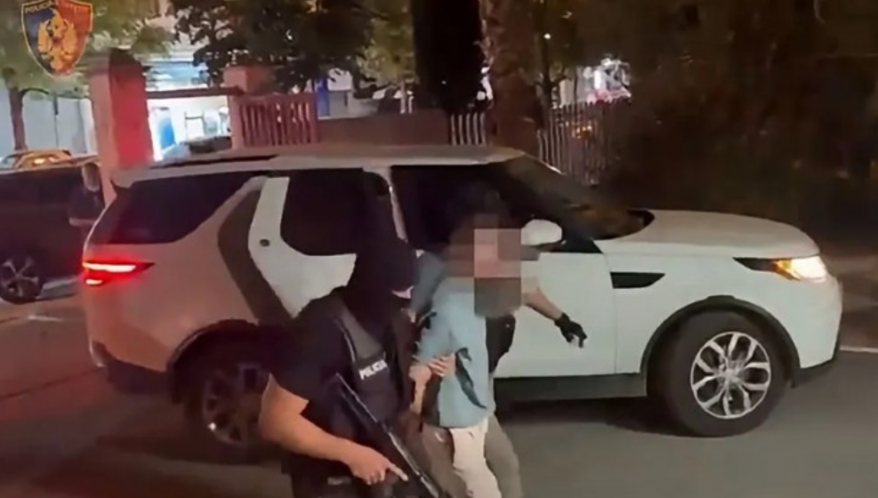 Trafik armësh nga Kosova drejt Shqipërisë, dy të arrestuar në Durrës Trafik armësh nga Kosova drejt Shqipërisë, dy të arrestuar në Durrës