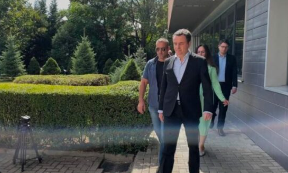 “Urojmë të arrijmë marrëveshje”, deklarata e Kurtit teksa hyn në Kuvend për takim me Abdixhikun