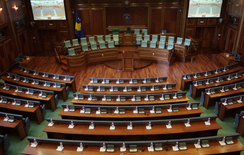 Dyert e mbyllura të Kuvendit, Administrata: Nuk kemi pranuar njoftim për seancë