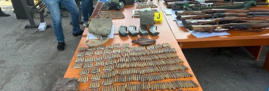 Policia prezanton armatimin e gjetur në operacionet në veri të Mitrovicës Policia prezanton armatimin e gjetur në operacionet në veri të Mitrovicës