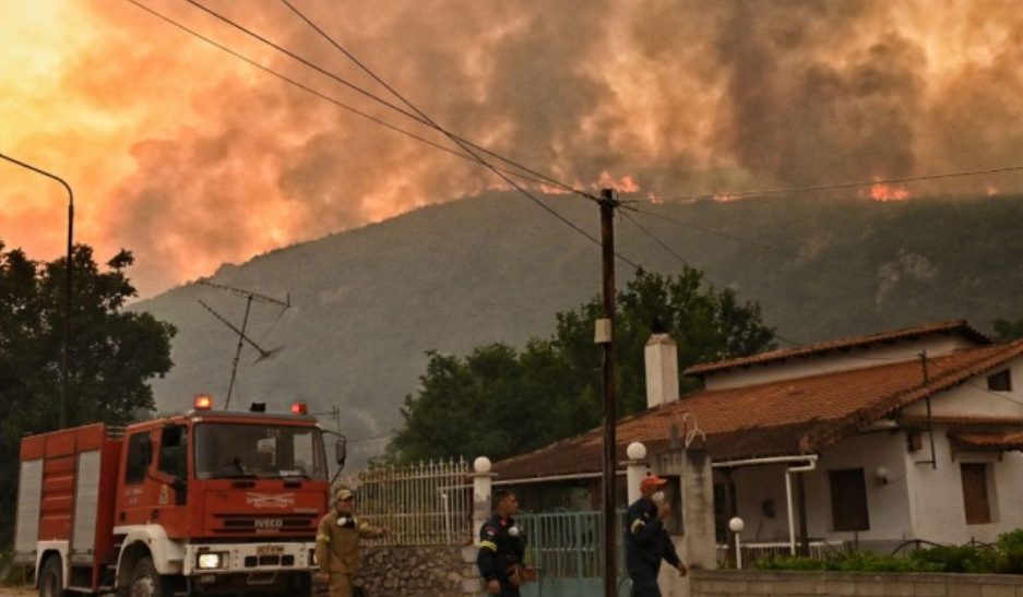 Greqi, zjarret përfshijnë Kretën, Parosin dhe Lesbosin, vazhdojnë evakuimet Greqi, zjarret përfshijnë Kretën, Parosin dhe Lesbosin, vazhdojnë evakuimet